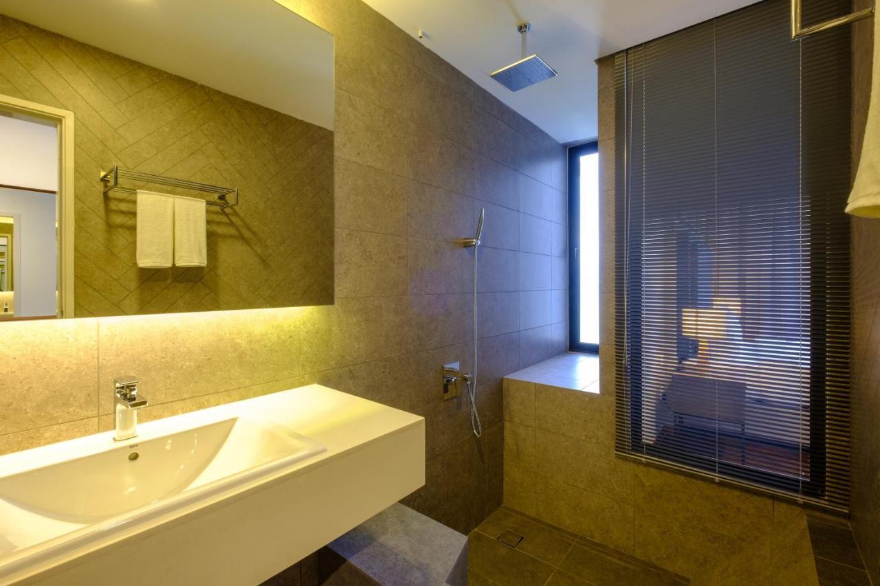 Tanjung Point Residences Танджунг Бунга Екстериор снимка